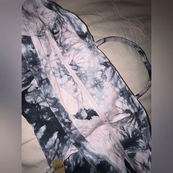 VS Pink Tie Dye Swirl Zip XL Tote Bag - Picture 6 of 10